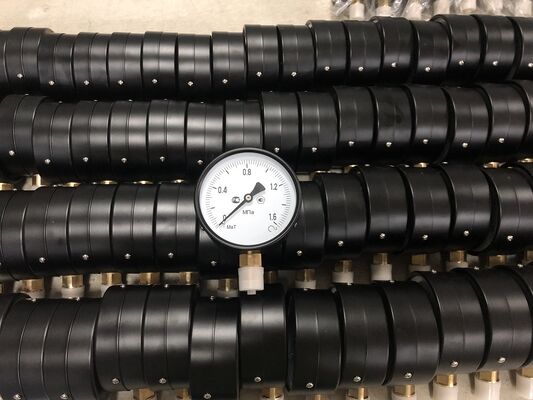 100mm Russische drukmeter. Zwarte ijzeren behuizing.